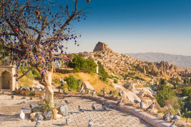 Gün doğumunda Uchisar kalesi yakınlarındaki güvercinler vadisi, Kapadokya, Türkiye