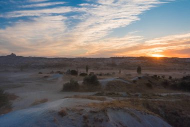 Gün batımında Kızıl Vadi Kapadokya, Türkiye Kapadokya 'da kaya oluşumları.