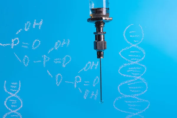 带有蓝色底色注射液的老式玻璃注射器 接种疫苗的注射器 — 图库照片