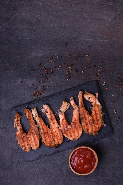 Grilled Fresh Salmon Steak Pepper Sause Dark Table Top View — Stock Photo, Image