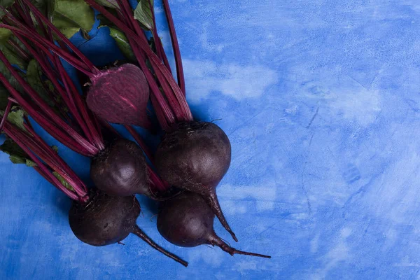 Remolacha Fresca Joven Con Hojas Verdes Sobre Mesa Azul Cosecha —  Fotos de Stock