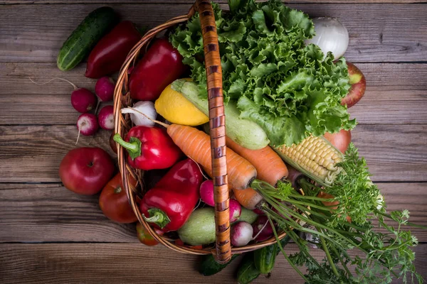 Verduras Frescas Frutas Cesta Sobre Mesa Madera Rústica —  Fotos de Stock