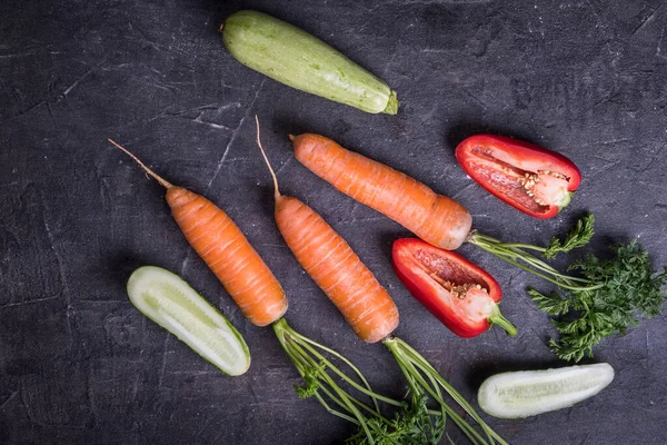 Havuç, salatalık, kabak, koyu arkaplan, üst manzara.