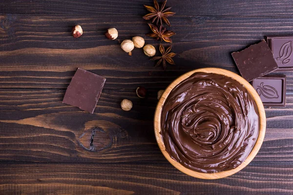 Chocolate Uma Tigela Fundo Rústico Madeira Vista Superior — Fotografia de Stock
