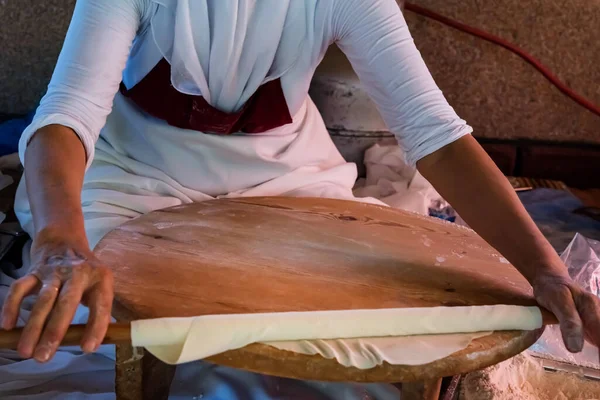 Araberin Kocht Taboon Brot Lafa Oder Irakisches Fladenbrot — Stockfoto