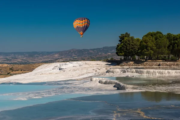 Hot Air Ballon Flying Pamukkale White Travertine Terrace Formations Pamukkale — Stock Photo, Image