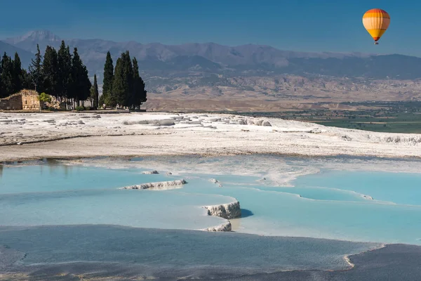 Horkovzdušný Balón Letící Nad Pamukkale Bílá Travertinová Terasa Pamukkale Turecko — Stock fotografie