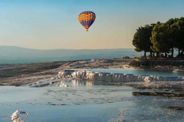 Het Luft Ballong Flyger Ovanför Pamukkale Vita Travertin Terrass Formationer — Stockfoto