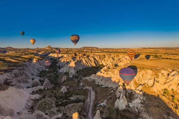 Globos Aire Caliente Volando Sobre Paisaje Rocoso Amanecer Capadocia Turquía — Foto de Stock
