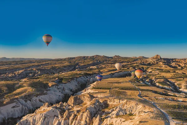 Varmluftsballonger Flyger Över Bergslandskapet Vid Soluppgången Kappadokien Turkiet — Stockfoto