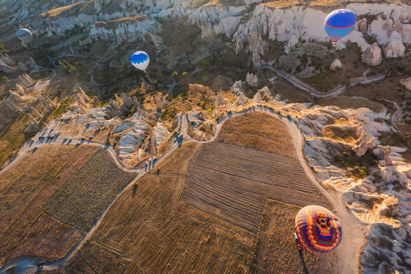 Globos Aire Caliente Volando Sobre Paisaje Rocoso Amanecer Capadocia Turquía — Foto de Stock