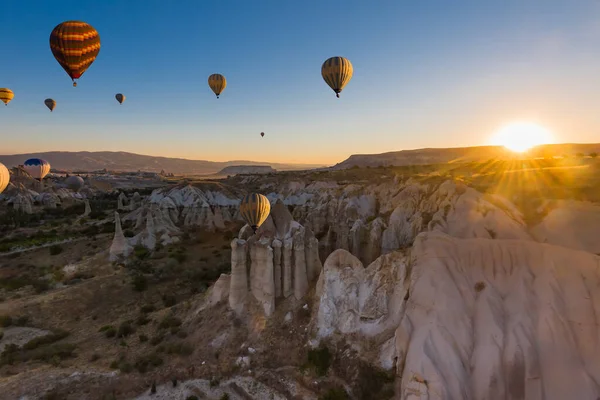 Varmluftsballonger Vid Soluppgången Goreme National Park Kappadokien Turkiet — Stockfoto