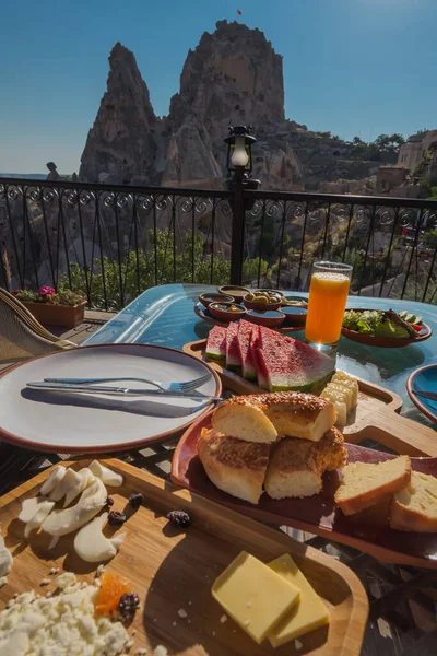 Uchisar Kale Manzaralı Geleneksel Türk Kahvaltısı Goreme Kapadokya Türkiye — Stok fotoğraf