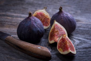 Tahta arka planda taze incir dilimleri.