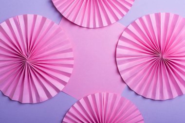 Menekşe arkaplanda pembe yuvarlak kağıt vantilatörler 