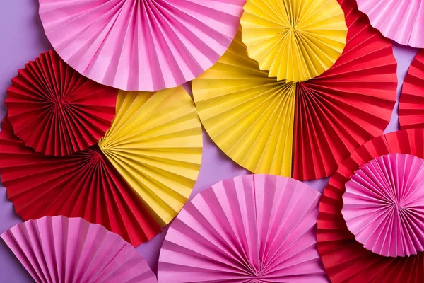 Abanicos Papel Círculo Colores Sobre Fondo Violeta —  Fotos de Stock