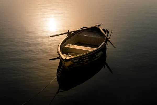 Altes Fischerboot Auf Dem Meer Bei Sonnenuntergang — Stockfoto