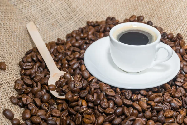 Kawa z drewnianą łyżką i filiżankę kawy. — Zdjęcie stockowe