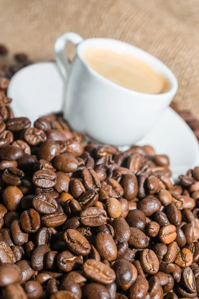 Tazza di caffè con fagioli arrosto — Foto Stock