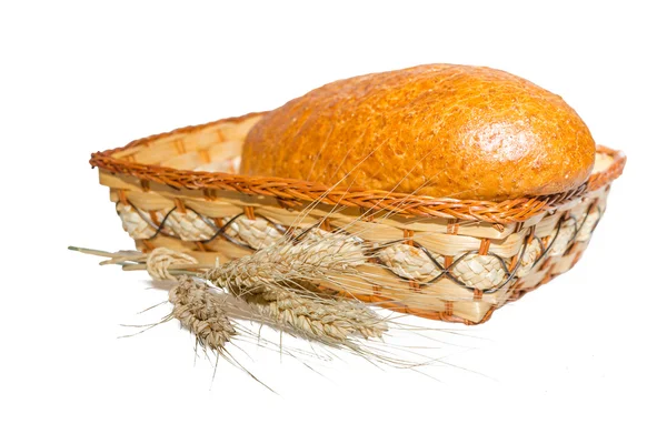 Bröd i korg med öron av vete — Stockfoto