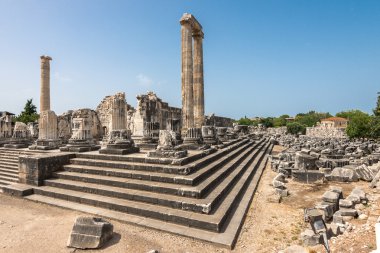 Dev sütunların antik Apollon Tapınağı