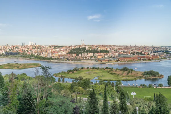 Panoramautsikt over Det gylne horns innløp fra Eyup-Pierre Loti Point – stockfoto