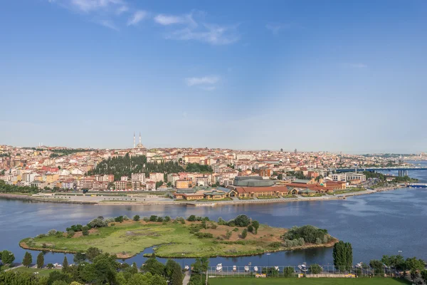 Panoramautsikt over Det gylne horns innløp fra Eyup-Pierre Loti Point – stockfoto