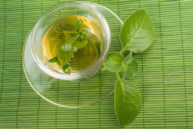 Bambu hasır üzerinde çay