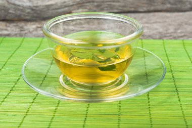 yeşil çay fincan nane ile