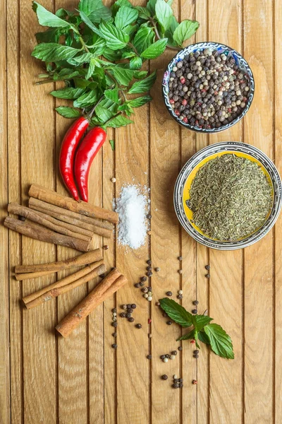 Especias, menta, canela y pimienta en la mesa de madera — Foto de Stock