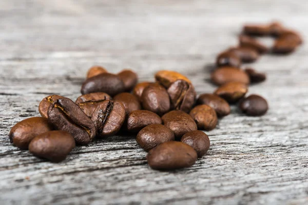 Primo piano di chicchi di caffè su sfondo di legno — Foto Stock