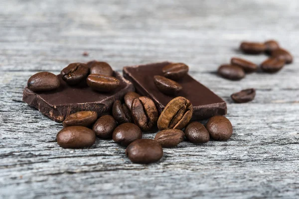 Close up de grãos de café e chocolate — Fotografia de Stock