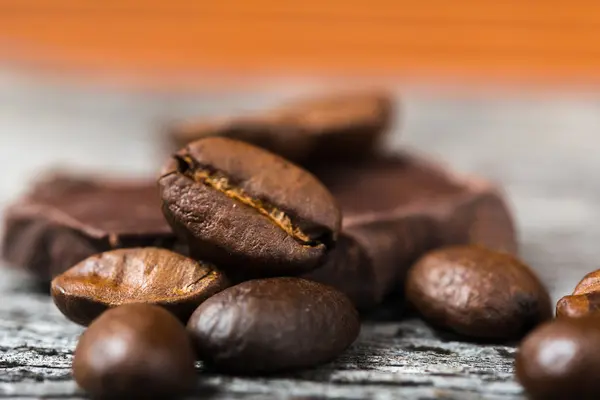 Primer plano de granos de café y chocolate — Foto de Stock