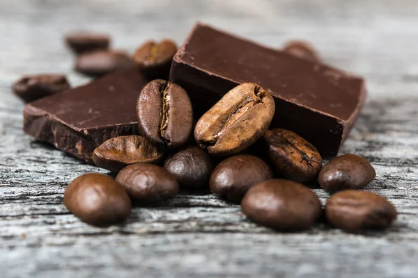 Close up de grãos de café e chocolate — Fotografia de Stock