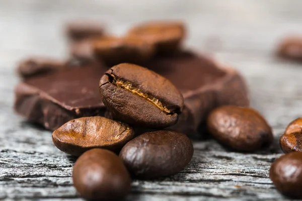 Primer plano de granos de café y chocolate — Foto de Stock