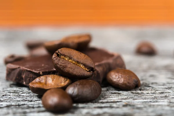 Bliska ziaren czekolada i kawa — Zdjęcie stockowe