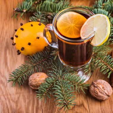 Baharatlar ve portakal ve ceviz ile mulled şarap