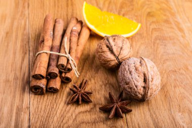 Ceviz, portakal ve baharatlar