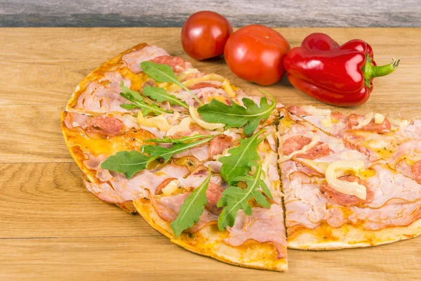 Heerlijke pizza met verse kruiden, tomaten en peper — Stockfoto