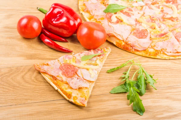 Heerlijke pizza met verse kruiden, tomaten en peper — Stockfoto