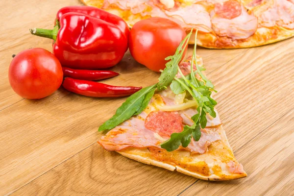 Deliziosa pizza con erbe fresche, pomodori e pepe — Foto Stock