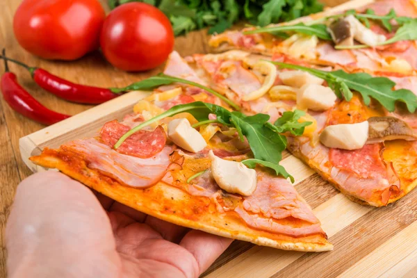 Pizza met rucola en paddestoelen — Stockfoto