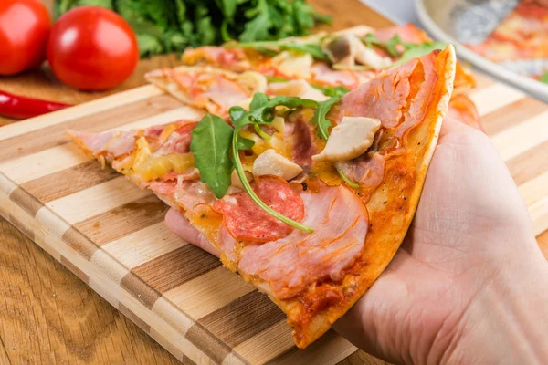 Pizza con rucola e funghi — Foto Stock