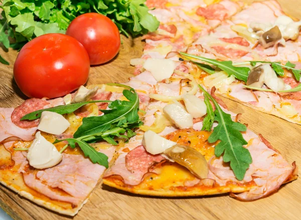 Pizza con rucola e funghi — Foto Stock