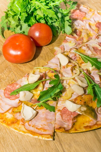Pizza salami, mozzarella, paddestoelen, notensla — Stockfoto