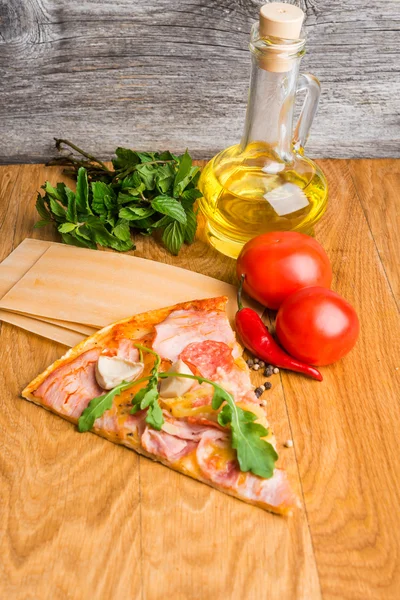 Ingredienti di cottura, lasagne, mandrie e fette di pizza — Foto Stock