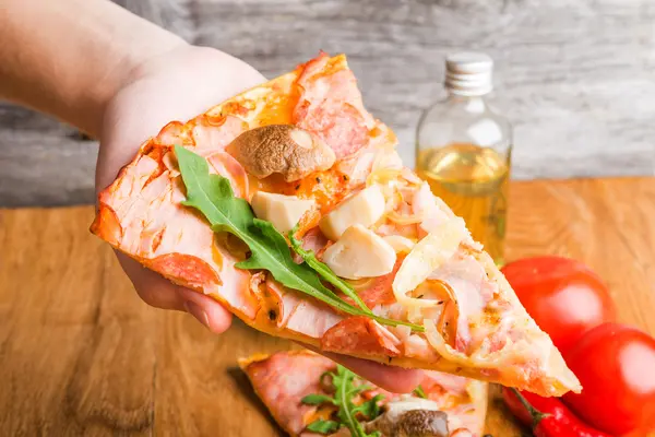 Koken pizza met rucola en paddestoelen — Stockfoto