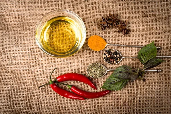 Ingredienti da cucina, spezie, mandrie e olio — Foto Stock