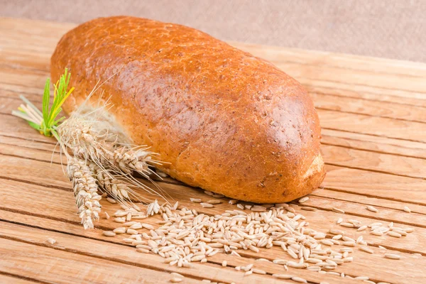 Pane fresco con chicchi di grano — Foto Stock