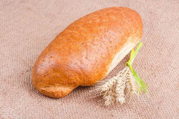 Pane fresco con chicchi di grano — Foto Stock
